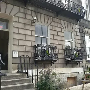 *** Konukevi Adelphi Birleşik Krallık